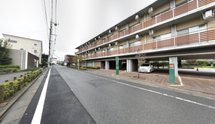 緑に囲まれた介護施設の外観