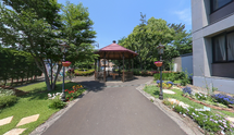 介護施設の中庭と建物