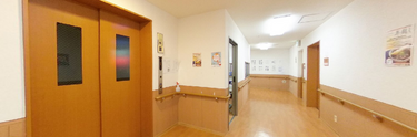 介護施設内の廊下と扉の風景