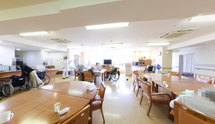 介護施設の食堂での日常風景