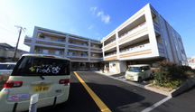 清潔感のある介護施設外観
