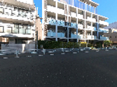 広い通りの施設前