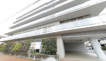 街角に佇むモダンな介護施設