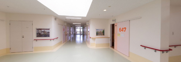 介護施設内部の清潔な廊下