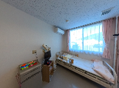 ベッドと家具のある部屋