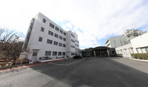 広々とした駐車場を持つ施設