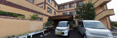 介護施設の外観と駐車スペース