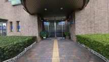 通りに面した介護施設の入り口
