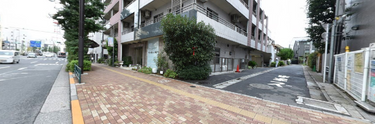 街角に位置するコンビニエンスストア