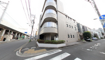街中にあるキレイな施設の外観