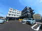 車が並ぶ施設の外観