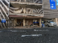 2階建ての建物と通り