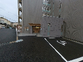 広い駐車場の建物前