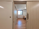 明るい廊下と居室の入口  