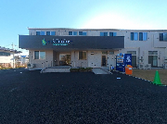 明るい外観の建物