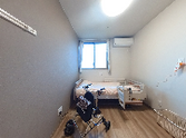 明るい居室の様子