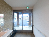 長い廊下と明るい空間