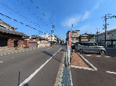 施設周辺の広い道路