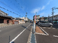施設周辺の広い道路