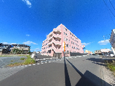 ピンク色の建物外観  
