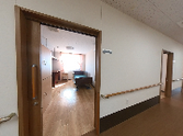 明るい廊下と居室の出入口  