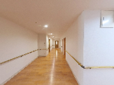 明るい長い通路