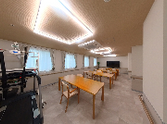 椅子とテーブルのある部屋