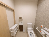 広いトイレの洗面台  