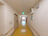明るく広々とした廊下