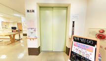 施設内の廊下と待合エリアの風景