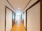 明るい廊下の通路