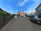 建物が並ぶ駐車場  