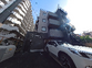 外観の建物と車