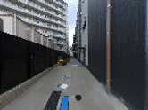 静かな建物の外観
