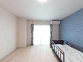 家具のある広々とした部屋