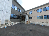 明るい外観の建物正面