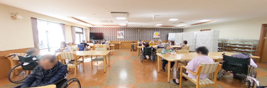 介護施設の職員と入居者