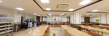 食堂の広々とした内観