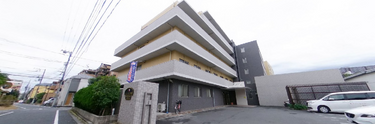 介護施設外観とその周辺道路