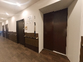 明るい廊下と居室の入口  
