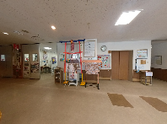 広いロビーと掲示板