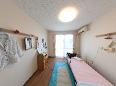 明るい個室の居室