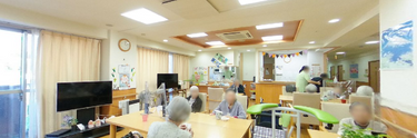 介護施設の明るく広々とした共有エリア