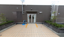 介護施設の屋上と周辺の景色