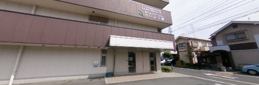 介護施設の外観と駐車場