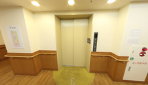 広々とした介護施設の通路