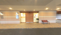 介護施設のエントランスと外観