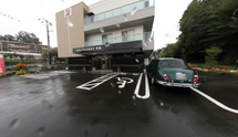 モダンな介護施設と駐車場