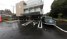 モダンな介護施設と駐車場