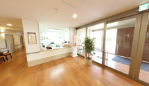 明るい広い施設の待合室風景